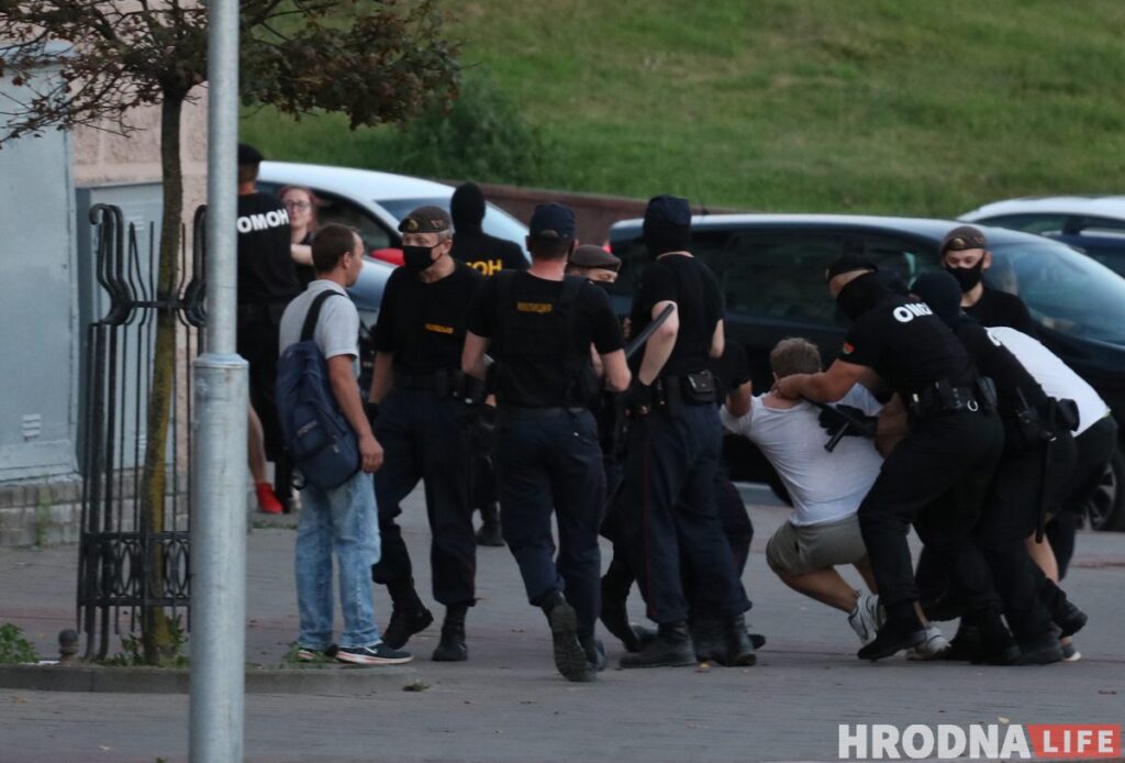 УВД, СИЗО и врачи Гродно засекретили количество задержанных и избитых ОМОНом в городе