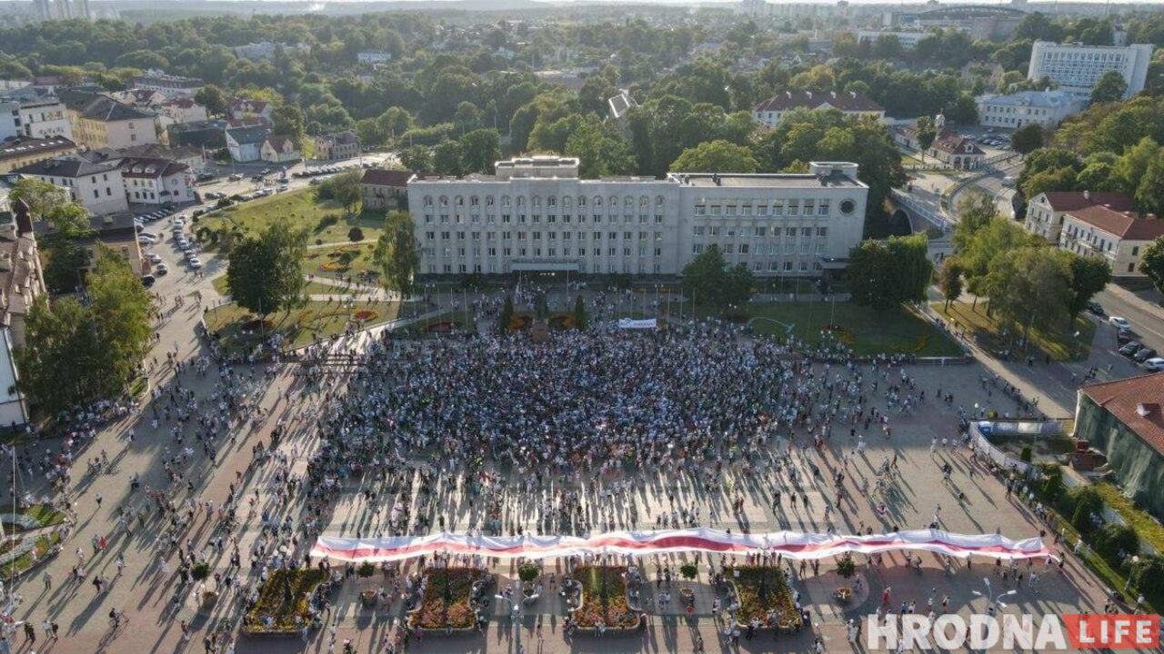 Встречи с мэром, акции солидарности и гигантский флаг: протесты и  забастовки в Гродно