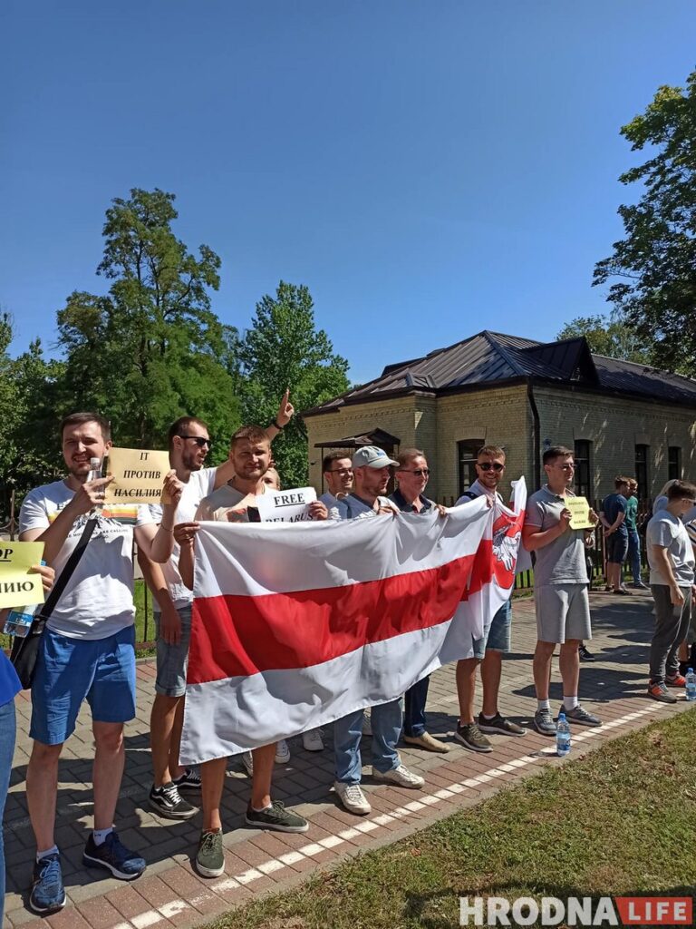 Встречи с мэром, акции солидарности и гигантский флаг: протесты и забастовки в Гродно