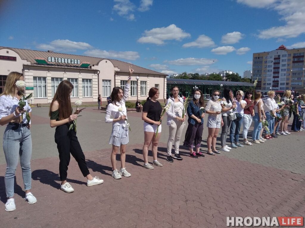 “Будем стоять, сколько получится”. Женщины Гродно вышли в знак солидарности с задержанным