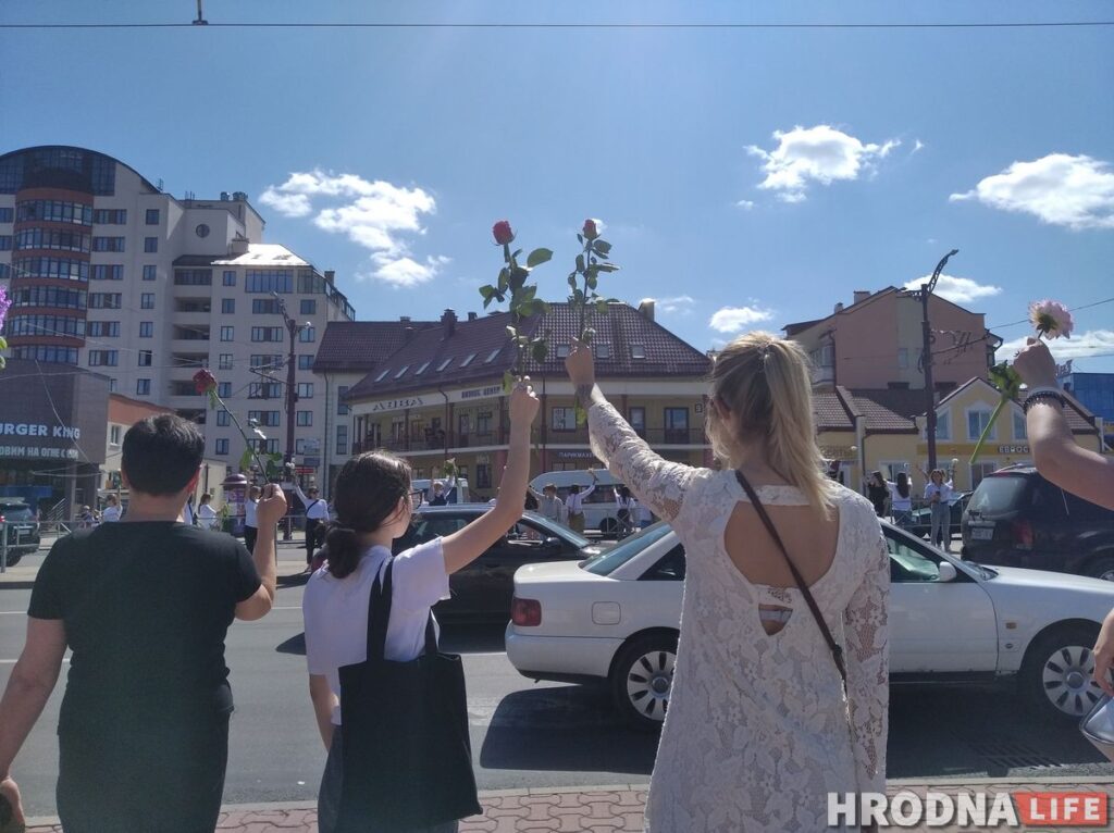 “Будем стоять, сколько получится”. Женщины Гродно вышли в знак солидарности с задержанным
