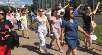 “Перестаньте нас бить”. Женщины Гродно снова вышли на улицы с цветами