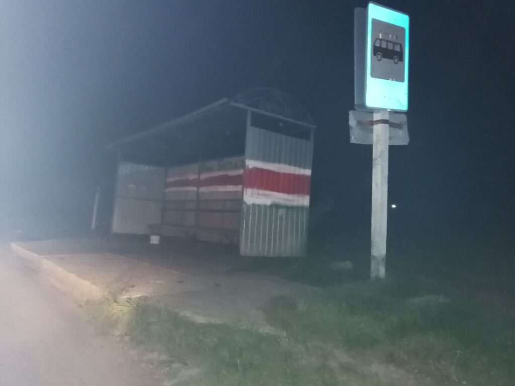 Арт-война: в Зарице неизвестные вернули остановке бело-красно-белые цвета Арт-война: в Зарице неизвестные вернули остановке бело-красно-белые цвета