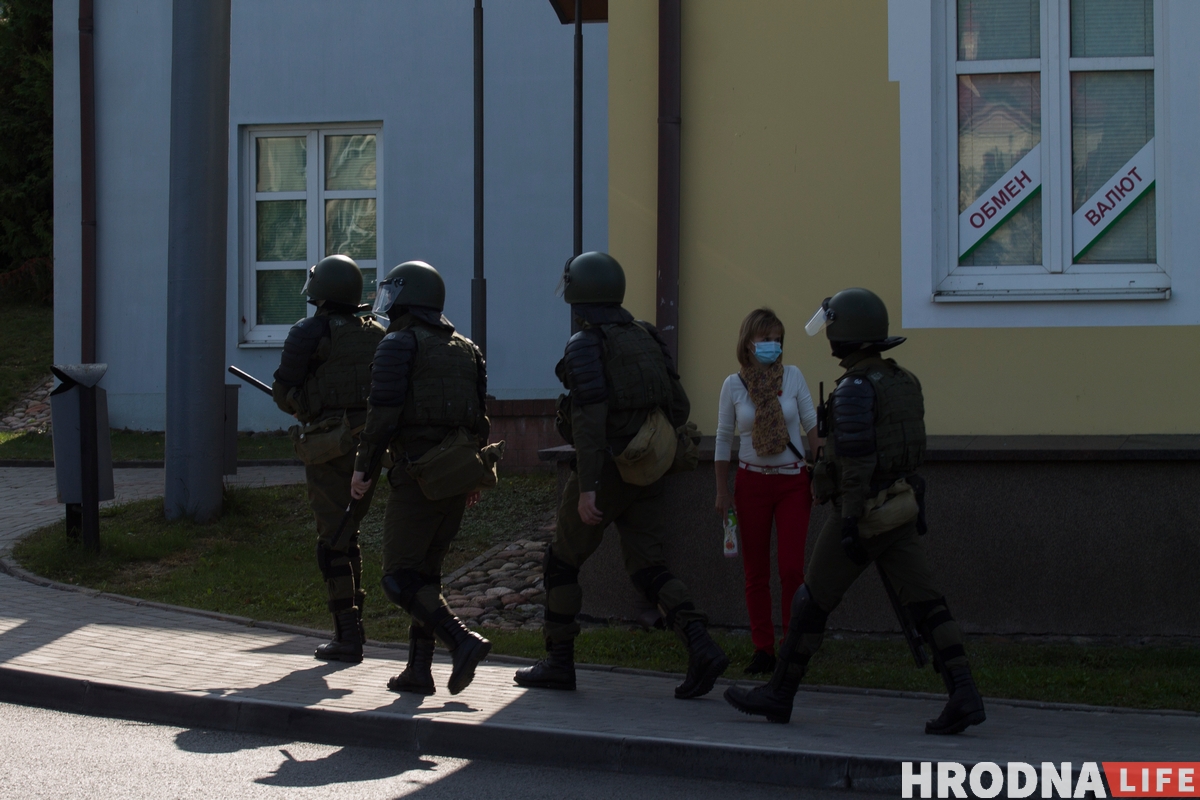 Наступили коленом на шею и душили. Как выглядели задержания в Гродно 20 сентября
