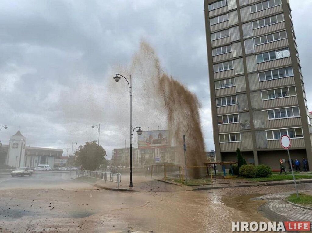 В Гродно возле ЖД вокзала прорвало трубу: появился фонтан с песком и камнями В Гродно возле ЖД вокзала прорвало трубу: появился фонтан с песком и камнями