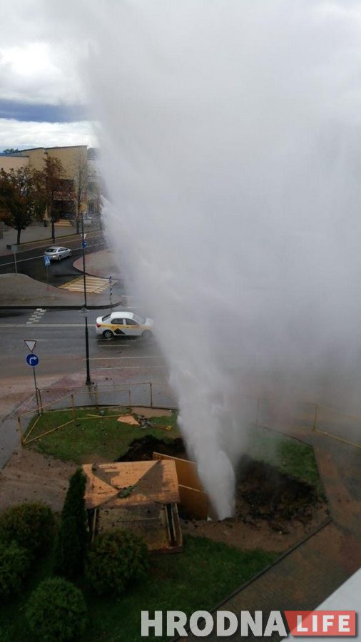В Гродно возле ЖД вокзала прорвало трубу: появился фонтан с песком и камнями