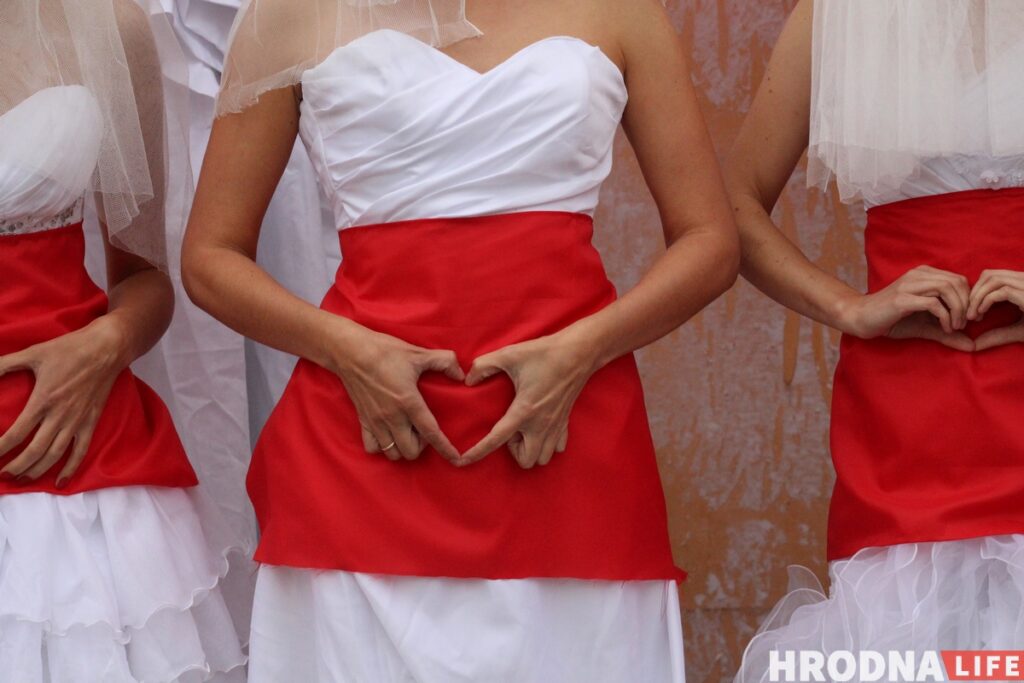 "Символ новой чистой Беларуси". Невесты в бело-красно-белых платьях вышли на акцию в Гродно