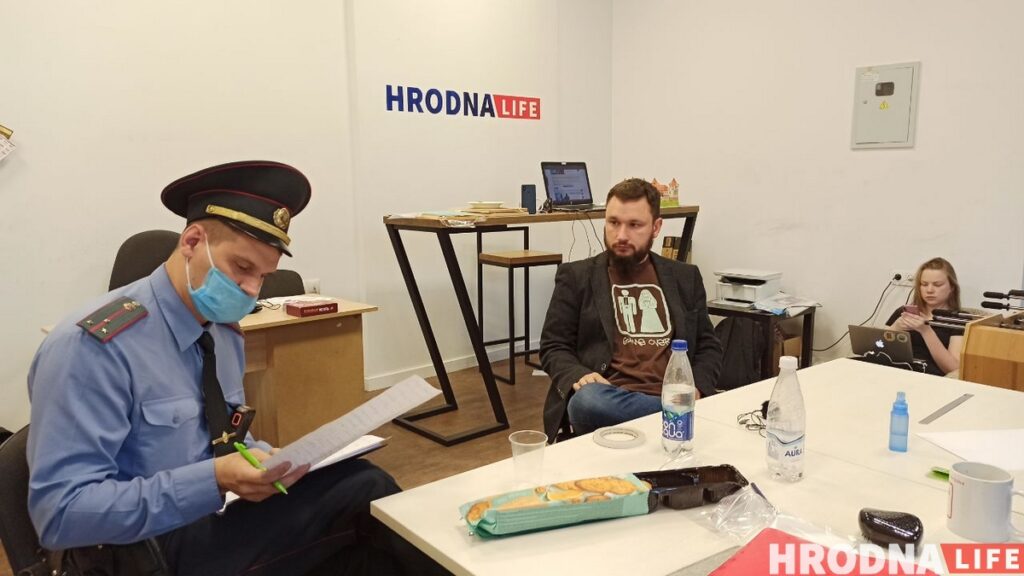 Милиция пришла в редакцию Hrodna.life, потому что заметила бело-красно-белый флаг в окне Милиция пришла в редакцию Hrodna.life, потому что заметила бело-красно-белый флаг в окне