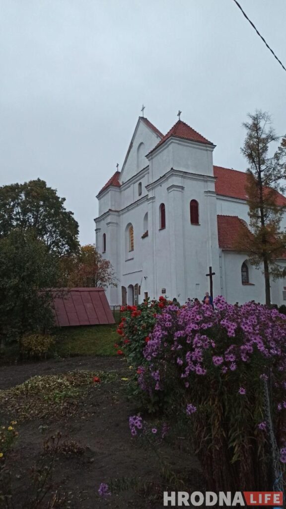 Путешествие под зонтом:  Новогрудский замок, Мурованка Хрептовичей и музей под открытым небом – за 1 день и 280 километров
