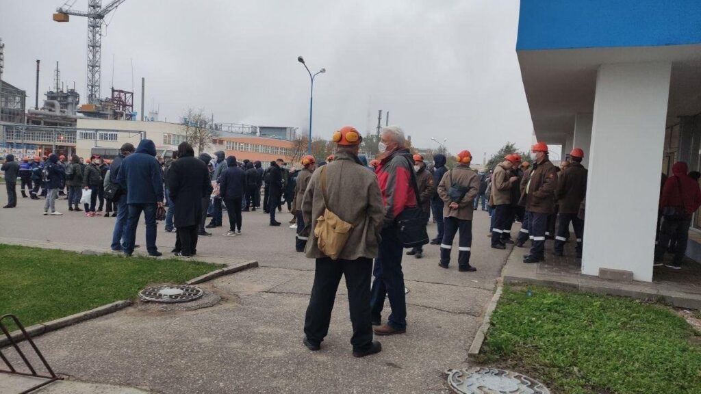 На двух цехах "Гродно Азот" отказываются принимать смены, некоторых рабочих задержали Рабочие "Гродно Азот" собрались утром 26 октября на территории завода.