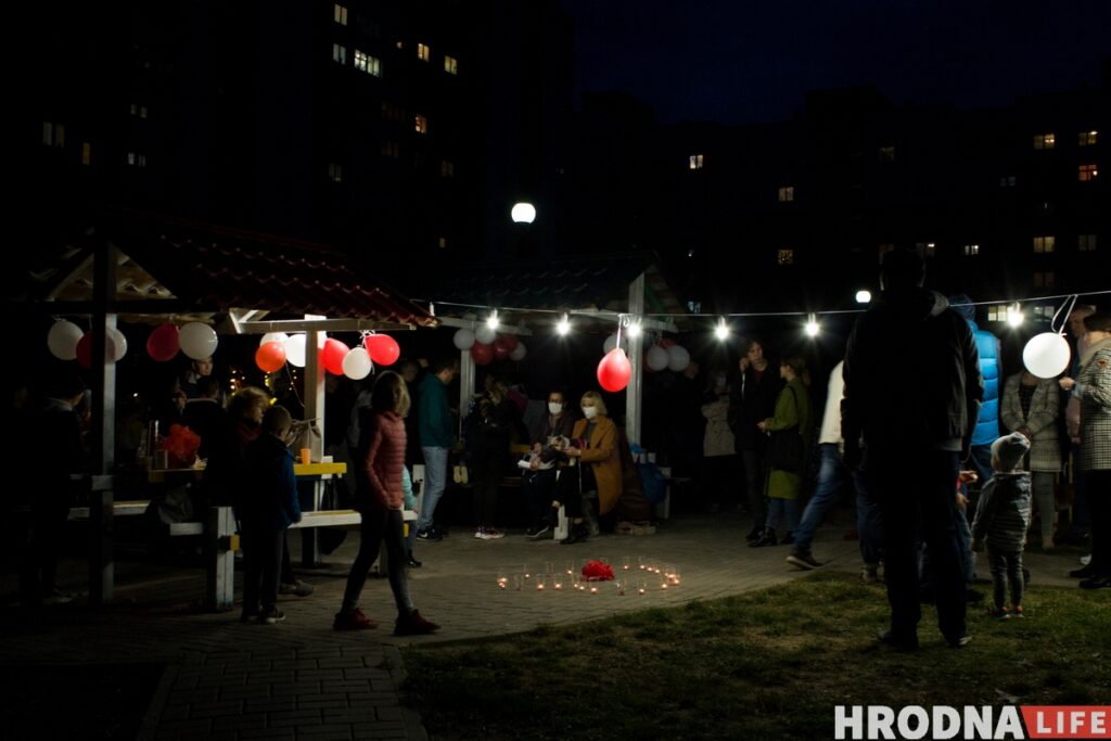 Гродненцы устроили дворовой фестиваль ко Дню матери. К ним приехала милиция