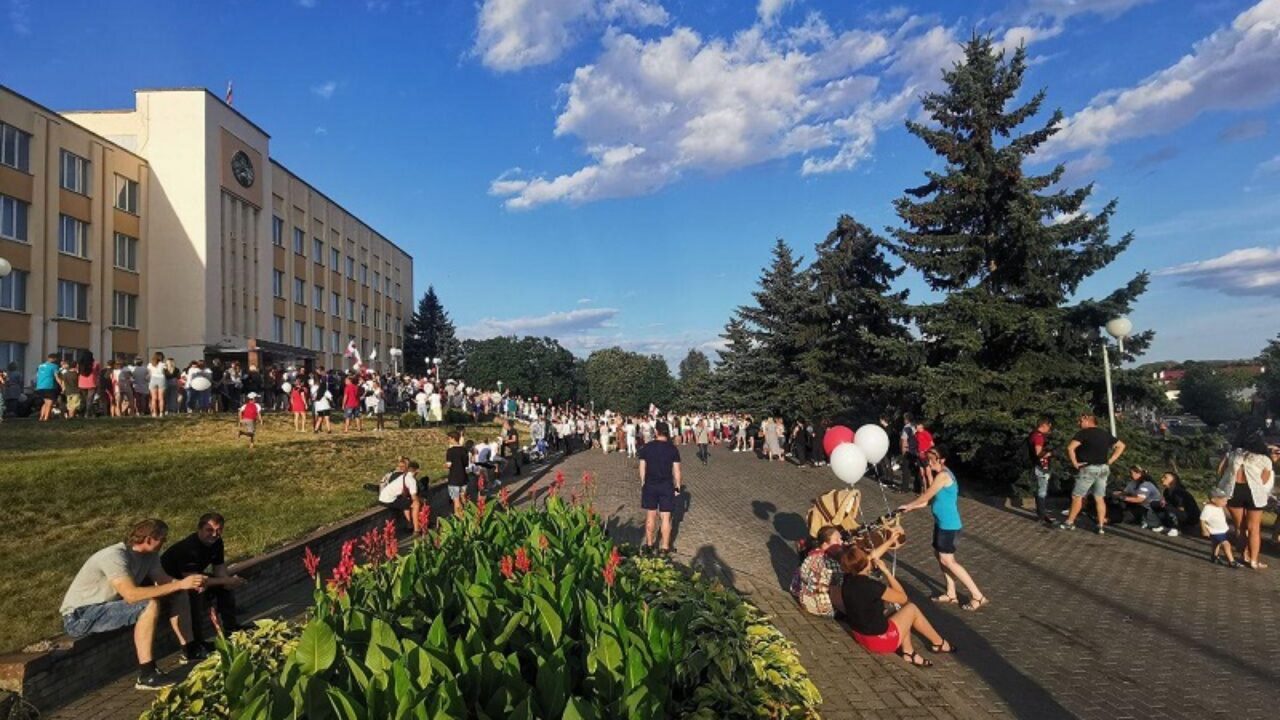 В Волковыске в воскресенье люди пошли в церковь вместо митинга - но их все  равно задерживали