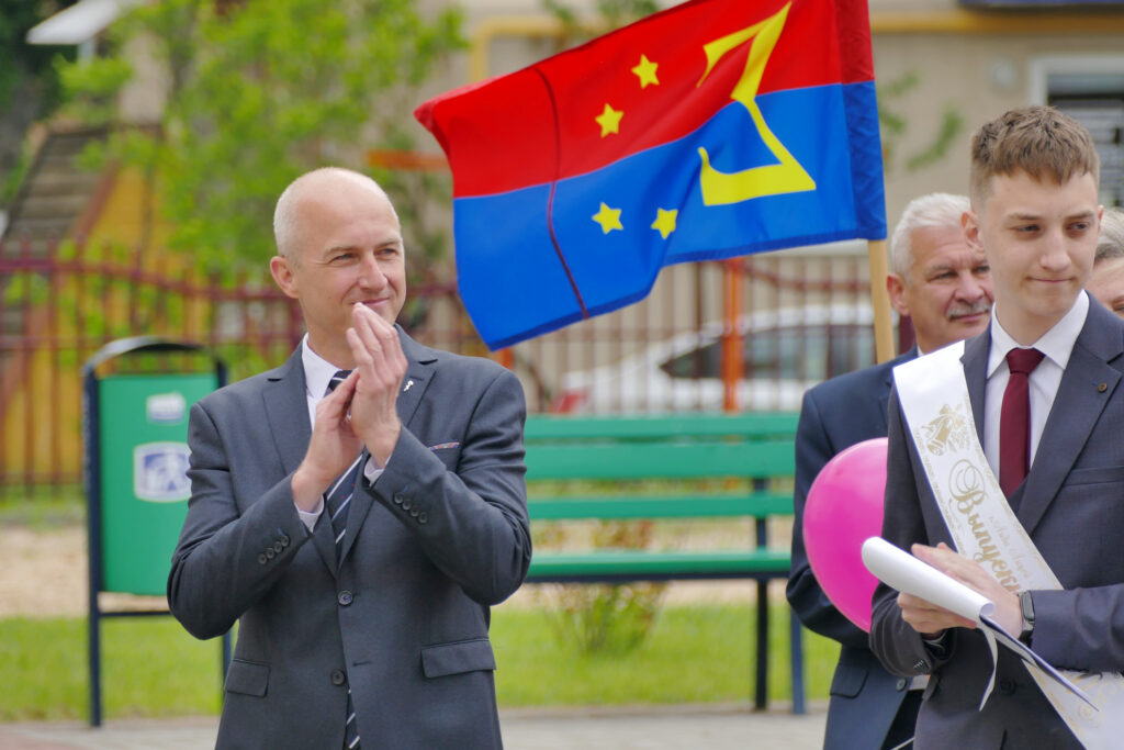 С директором лицея в Лиде не продлили контракт. Он выступал против фальсификации выборов и насилия С директором лицея в Лиде не продлили контракт. Он выступал против фальсификации выборов и насилия