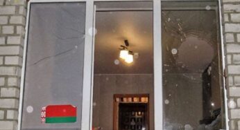 В Лиде возбудили уголовное дело за разбитое окно с флагом