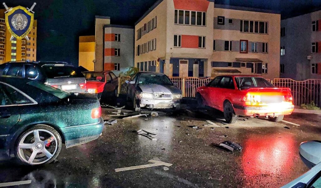 В Гродно ночью взорвали автомобиль милиционера. Ранее данные о нем разместили в Telegram-канале В Гродно ночью взорвали автомобиль милиционера. Ранее данные о нем разместили в Telegram-канале