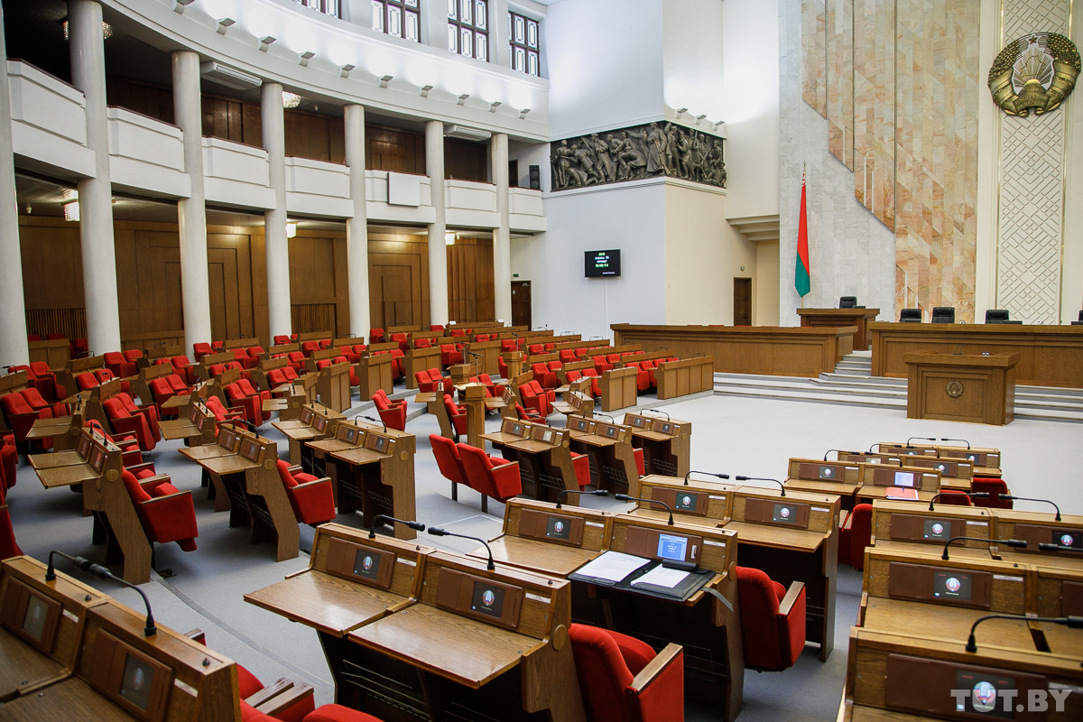 вот как выглядит парламент беларуси, где заседают депутаты. Мы узнали, какие у них зарплаты