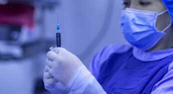 «Мы говорим о рисках, и мы напугали население». Что стоит знать о вакцинах от COVID-19