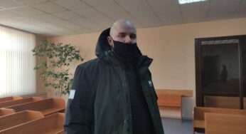 Гродненца осудили на 3,5 года тюрьмы за брошенный в микроавтобус ОМОН бетон. Его взяли под стражу в зале суда