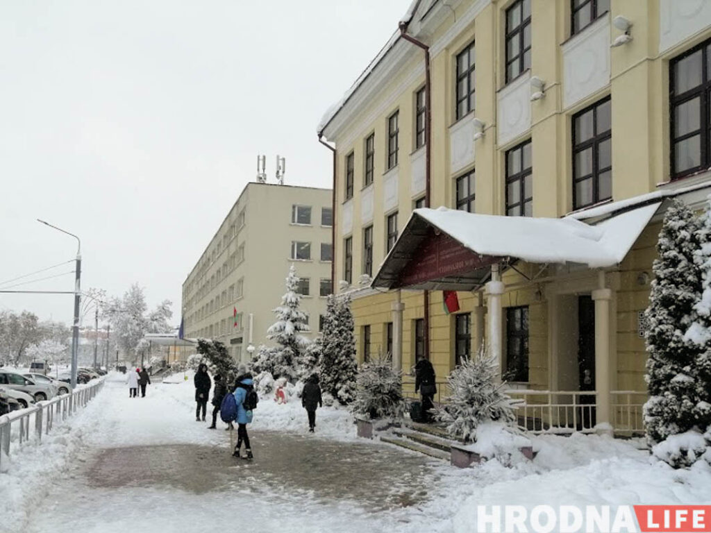 В школах Гродно составляют списки учителей на вакцинацию от COVID-19. Прививать их начнут в начале марта В школах Гродно составляют списки учителей на вакцинацию от COVID-19. Прививать их начнут в начале марта