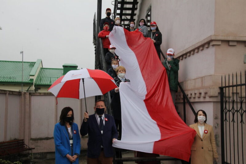 Прошли обыски у руководителей Союза поляков Беларуси Члены Союза поляков вместе с консулом Польши Ярославом Ксенжеком у офиса Союз поляков. Фото: znadniemna.pl