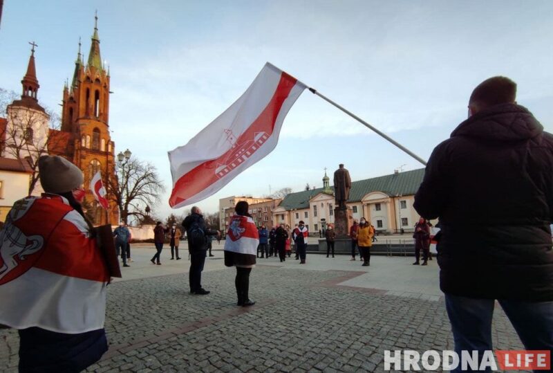 Пикеты и перформансы без задержаний: как прошел День Воли в 80 км от Гродно Пикет на День Воли в Белостоке. Фото: Руслан Кулевич