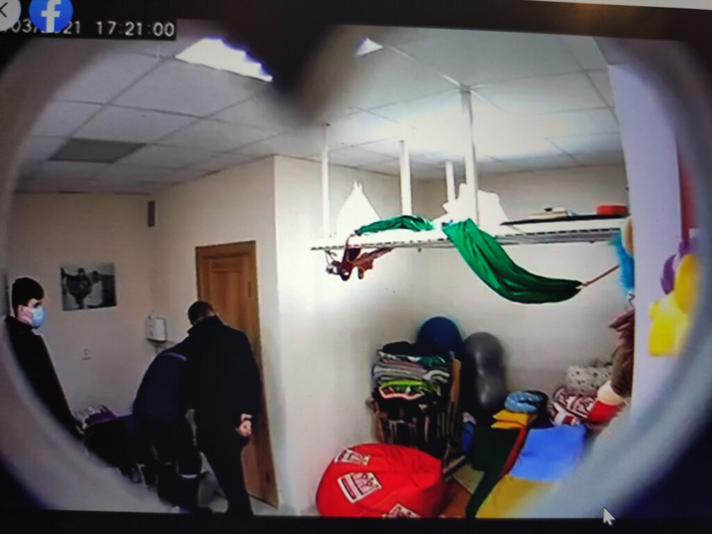 В Гродненский детский хоспис проникли неизвестные в гражданском Неизвестные пришли в Гродненский детский хоспис 12 марта. Скриншот Hrodna.life