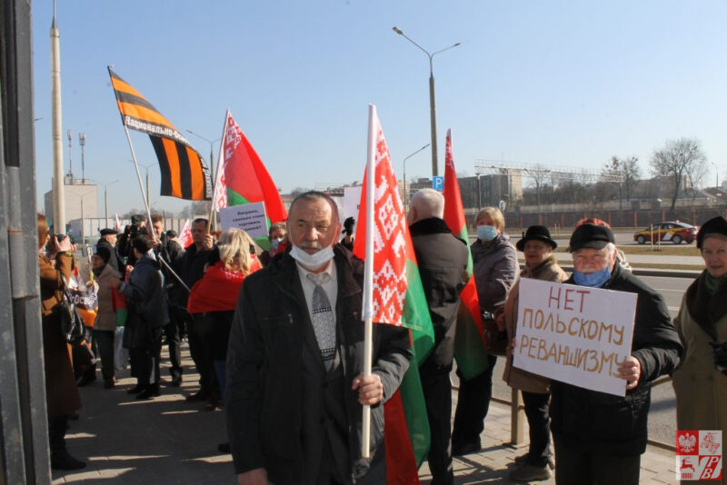 Коммунисты, НОДовцы и Белая Русь митинговали возле Генконсульств Польши и Литвы в Гродно. Власти разрешили Пикет возле Генконсульства Польши в Гродно. Фото: znadniemna.pl