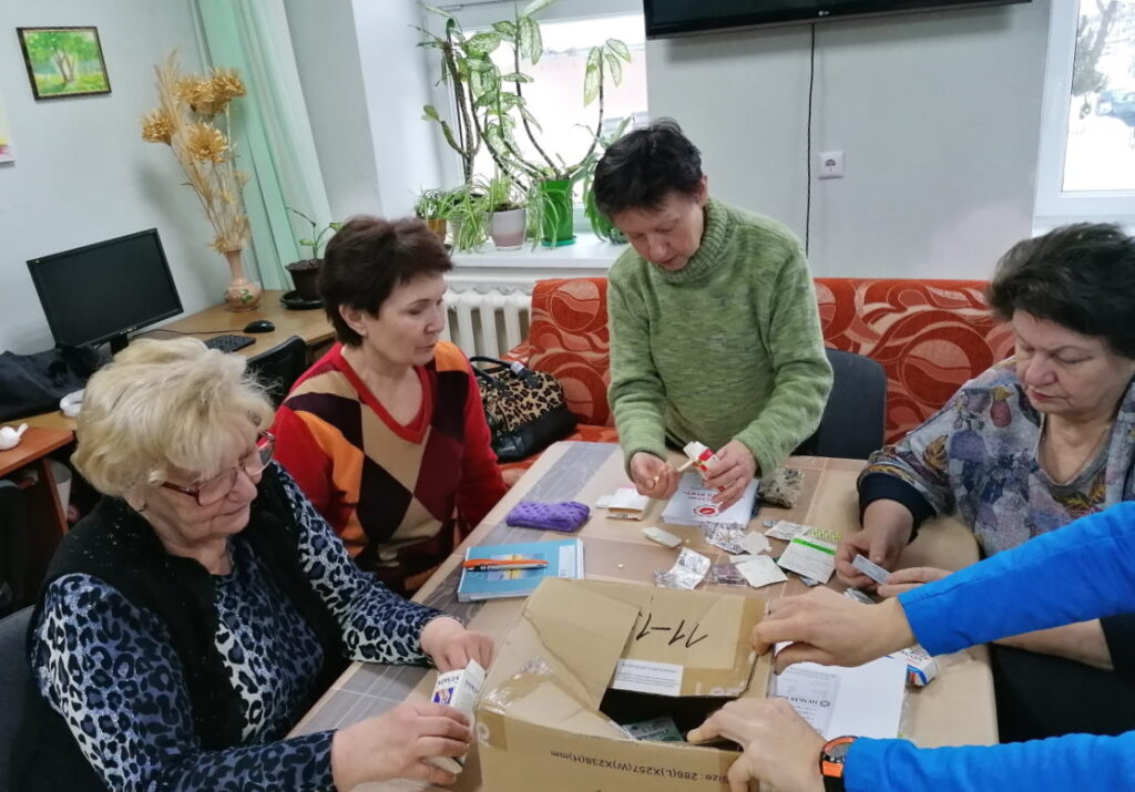 Слушатели УЗВ готовят коробку для сбора лекарств.