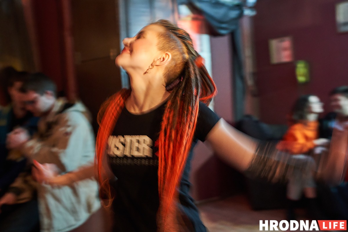 Танцы, винил и дреды: в баре "Quester" прошла первая вечеринка с диджеями