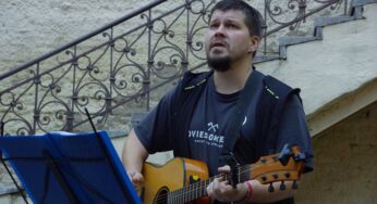 Мастер, который делал инструменты для Михалка и Дидюли, подарил гитару Алесю Денисову