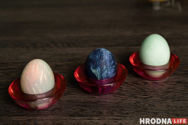 “Покрасилось всё, кроме яиц”. Перед Пасхой проверили 7 способов окраски яиц – работают не все