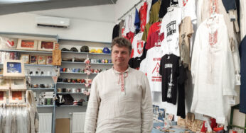 Магазин “Адметнасць” в Гродно заставляют давать пояснения из-за продажи бело-красно-белых флагов. Причина — жалоба жителя деревни под Верхнедвинском