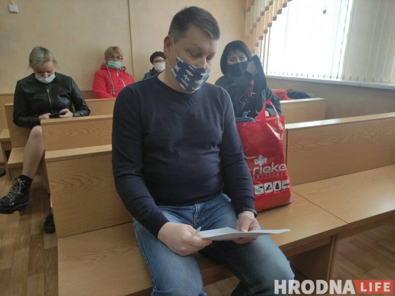 Фотографа Валерия Юдина оштрафовали на 435 рублей за флажок в машине. До уплаты штрафа у него арестовали телефон