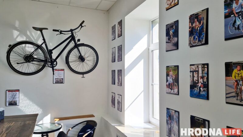 Чай на палочке и велосипед в придачу. В Гродно открыли кафе, куда можно приезжать на велике и приходить с собакой Велокафе "Змитроле" открылось в Гродно. Здесь можно перекусить, починить велосипед и накормить собаку