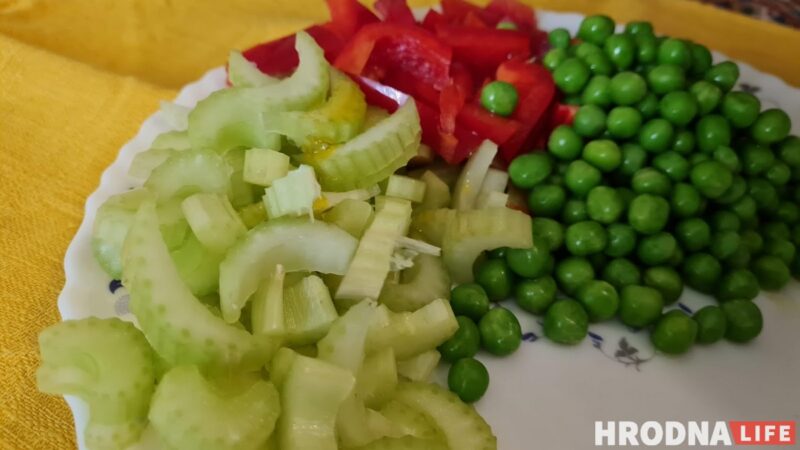 Для салата к омлету берем стеблевой сельдерей, размороженный зеленый горошек и красный сладкий перец. Для заправки - 1 столовая ложка тыквенного масла (любого растительного, на самом деле)