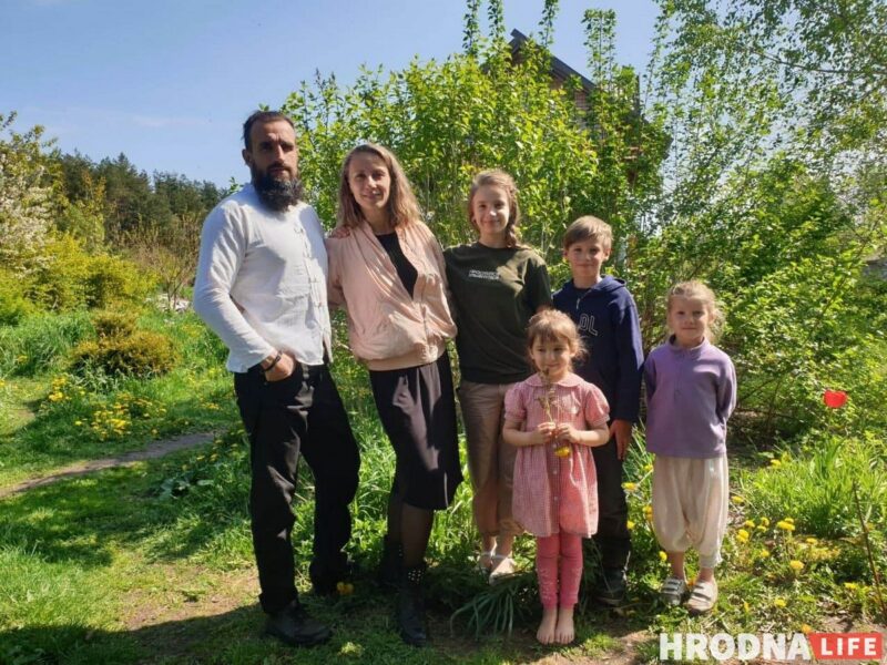 "Раз-облачение - это когда с облаков спускаешься на землю". Многодетная мама из Гродно рассказала о творчестве, трудностях и счастье большой семьи "Раз-облачение - это когда с облаков спускаешься на землю". Многодетная мама из Гродно рассказала о творчестве, трудностях и счастье большой семьи