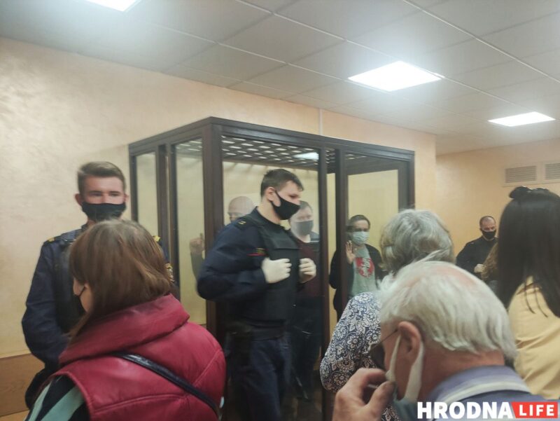 “Хочешь сесть в тюрьму - езжай в Беларусь”. Обвиняемым по "делу Тихановского" предоставили последнее слово Обвиняемые по "делу Тихановского". Суд в Гродно. Фото: Елена Ковальчук