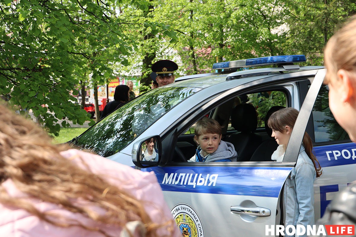 На Дне семьи в Гродно детям дали подержать дубинки и оружие