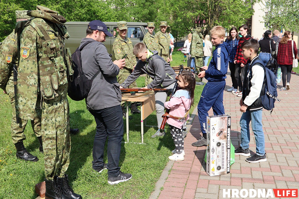 На Дне семьи в Гродно детям дали подержать дубинки и оружие