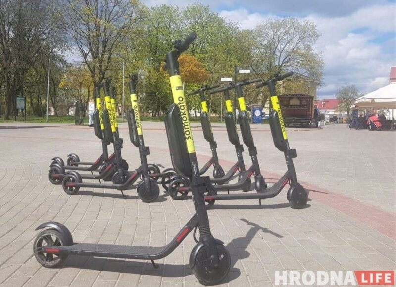 В Гродно запретят оставлять электросамокаты где попало Электросамокаты в центре Гродно. Фото: Татьяна Сидляревич