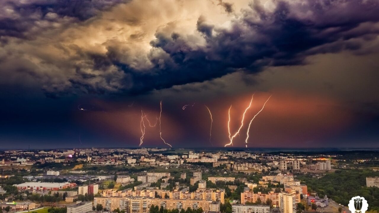 Падение деревьев, град, затопление центра. В Гродно прошла первая летняя  гроза