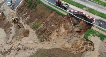 Размытую дождем новую дорогу в Гродно уже ремонтируют. Что о происшествии сказал Владимир Караник