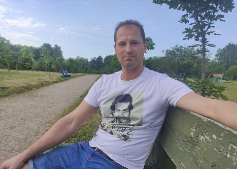 “Научился спать стоя”. Задержанный в Гродно анестезиолог - о трех сутках в ИВС и административке за “Погоню” “Научился спать стоя”. Задержанный в Гродно анестезиолог - о трех сутках в ИВС и административке за “Погоню”