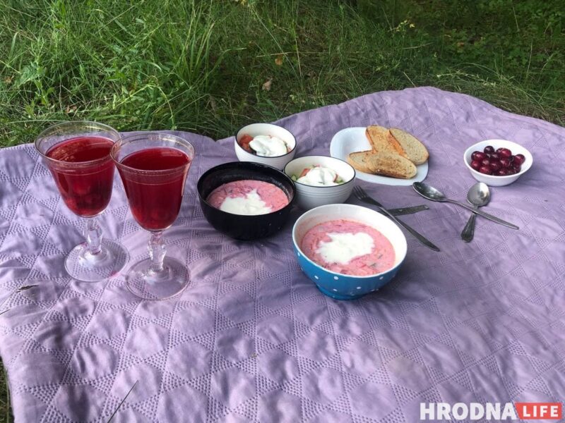 Летний пикник: холодник с колбасой, гренки и вишнёвый компот. Собираемся на природу за полчаса Летний пикник: холодник с колбасой, гренки и вишнёвый компот. Собираемся на природу за полчаса