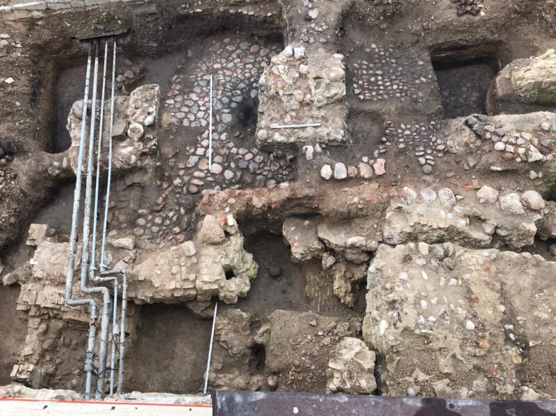 Несколько слоев тротуаров и камень с короной. Что нашли на раскопках в Старом замке