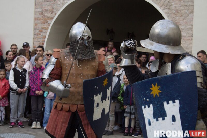 Повседневность средневековья и путь из варягов в греки. В Гродно прошел фестиваль с играми, танцами и поединками Повседневность средневековья и путь из варягов в греки. В Гродно прошел фестиваль с играми, танцами и поединками