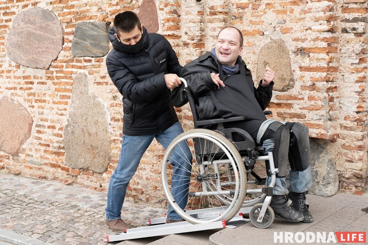 Неприступный Старый замок: Аня в инвалидной коляске попала только в один зал, Лера с ДЦП боялась спускаться по лестнице без перил