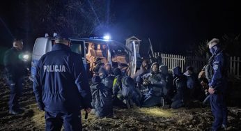 Две большие группы мигрантов прорвались в Польшу. На соседнем погранпереходе — огромная очередь