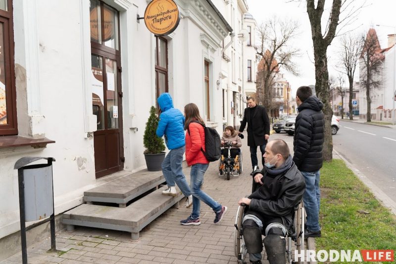 Кофе в Гродно не для всех. Волонтеры в инвалидных колясках протестировали городской общепит на доступность