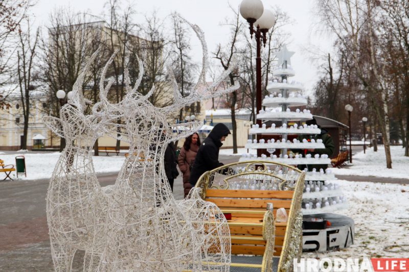 Меньше агротреша, больше фотозон и инфокиоск в елке. Смотрите, какие  “дизайнерские” деревья поставили в гродненском парке Меньше агротреша, больше фотозон и инфокиоск в елке. Смотрите, какие  “дизайнерские” деревья поставили в гродненском парке